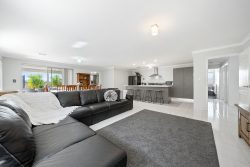 6 Halcyon Cres, Aveley WA 6069, Australia