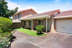 2/16 Crossingham St, Canton Beach NSW 2263, Australia