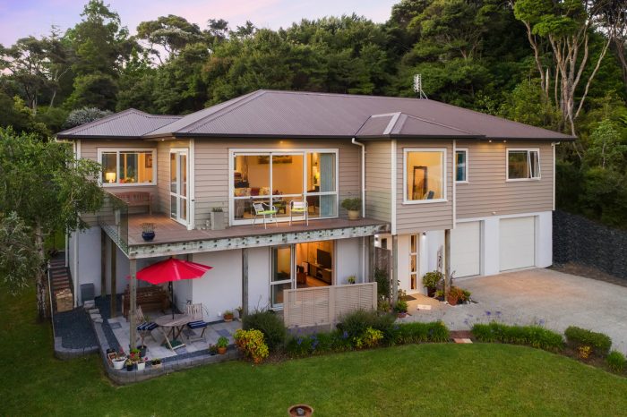 127 Whangaparaoa Road, Red Beach, Rodney, Auckland, 0932, New Zealand