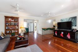 27 Cresthaven Dr, Mansfield QLD 4122, Australia