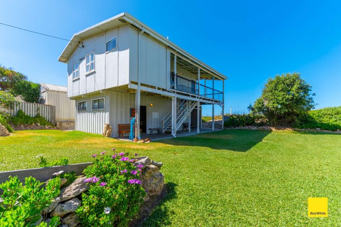 29 De Burgh St, Ledge Point WA 6043, Australia