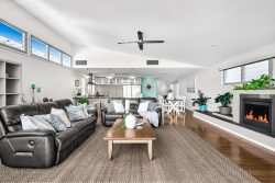 11 Earl Parade, Manly QLD 4179, Australia