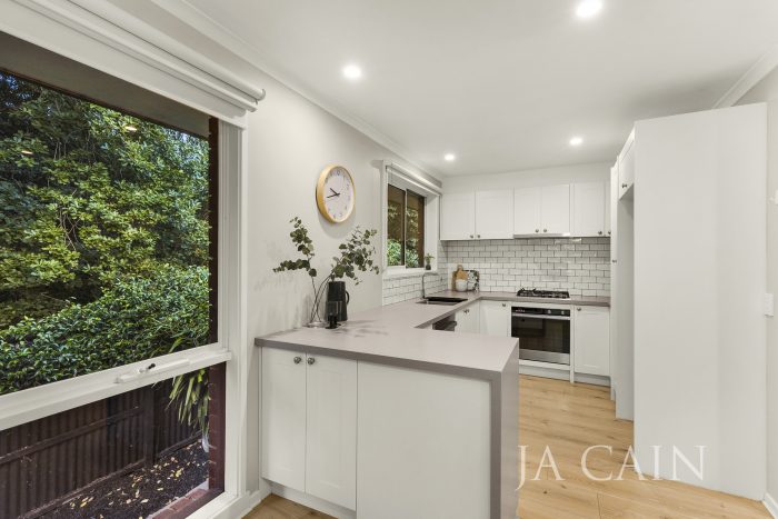 2/2 Jickell Ave, Glen Iris VIC 3146, Australia