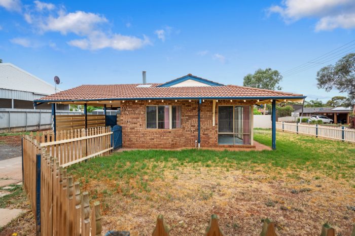 2A Kirwan Ct, Hannans WA 6430, Australia