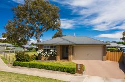 70 Cambridge Dr, Mansfield VIC 3722, Australia