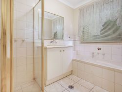 10 Bisque Ct, West Wodonga VIC 3690, Australia