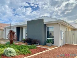 4 Tambrey Ave, Golden Bay WA 6174, Australia