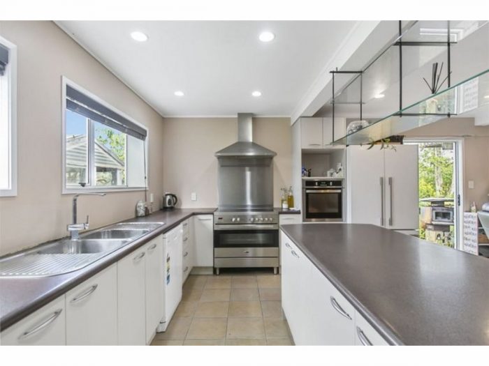 9 Woodhouse Place, West Harbour, Waitakere City, Auckland, 0618, New Zealand