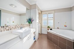 11 Grasmere Way, Warners Bay NSW 2282, Australia