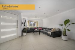 5 Clune Cl, Casula NSW 2170, Australia