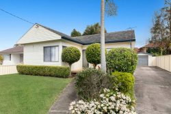 21 Robin Cres, Woy Woy NSW 2256, Australia