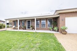 15 Chondelle Ct, Dubbo NSW 2830, Australia