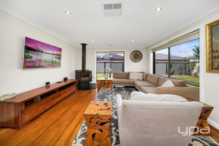 13 Darlington Ct, Roxburgh Park VIC 3064, Australia