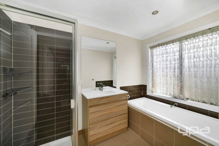 13 Darlington Ct, Roxburgh Park VIC 3064, Australia