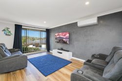 3 Merideth Pl, Green Point NSW 2251, Australia