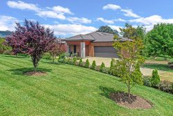 17 Oaksford Dr, Mansfield VIC 3722, Australia