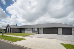 76 Johnstone Drive, Fitzherbert, Palmerston North, Manawatu / Whanganui, 4410, New Zealand