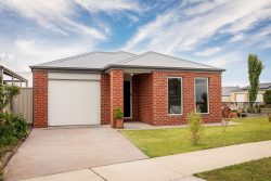 9 Rubicon St, West Wodonga VIC 3690, Australia