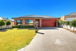 4 Hematite Wy, Australind WA 6233, Australia