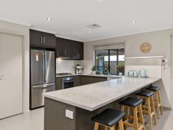 4 Cordage Ct, Seaford Meadows SA 5169, Australia