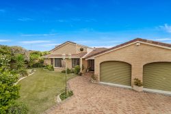 4 Georges Cl, Kallaroo WA 6025, Australia