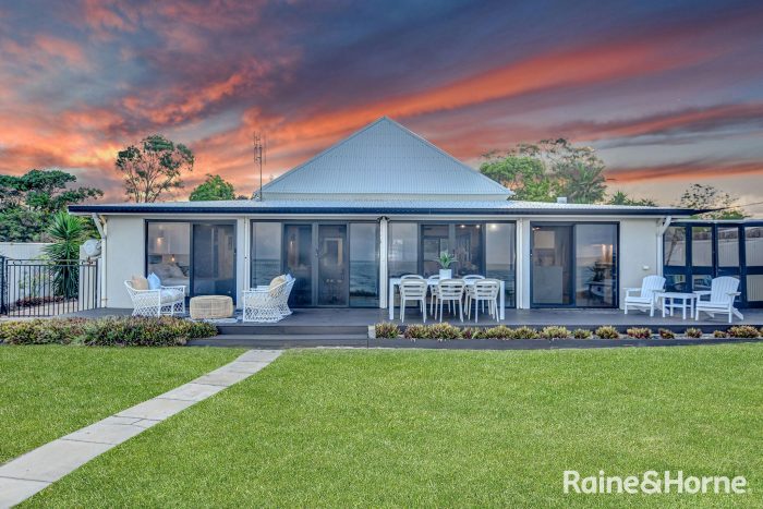 28 Reef St, Saunders Beach QLD 4818, Australia