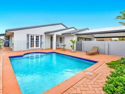 25 Seaspray St, Paradise Point QLD 4216, Australia