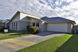 30 Whitehaven Dr, Blacks Beach QLD 4740, Australia