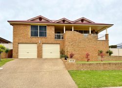 6 Bailes Cres, Young NSW 2594, Australia