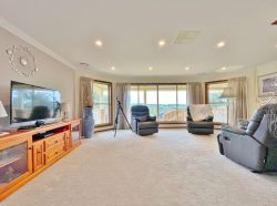 6 Bailes Cres, Young NSW 2594, Australia