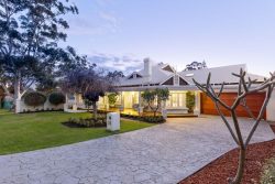 24 Dunvegan Rd, Applecross WA 6153, Australia