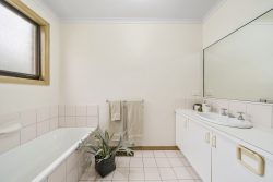 Unit 2/25 Churchill St, Doncaster East VIC 3109, Australia