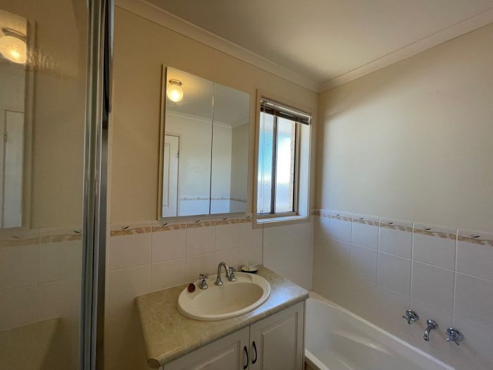 Unit 4/460 Parnall St, Lavington NSW 2641, Australia