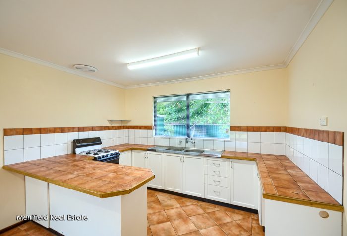 42 Ardross Crescent Collingwood Park WA 6330, Australia