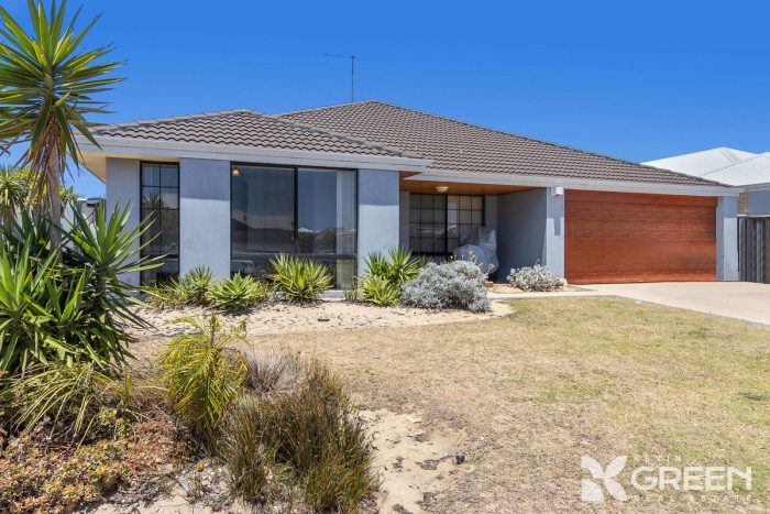 225 Peelwood Parade, Halls Head WA 6210, Australia