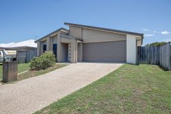 3 Peregian Ct, Blacks Beach QLD 4740, Australia