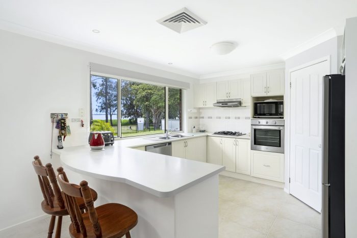 43 Lakedge Ave, Berkeley Vale NSW 2261, Australia