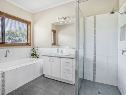 16 Ackerleys Rd, Hamilton VIC 3300, Australia