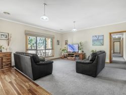 16 Ackerleys Rd, Hamilton VIC 3300, Australia