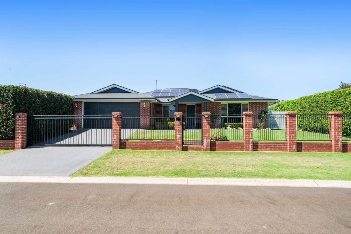 10 Bridget Ct, Middle Ridge QLD 4350, Australia