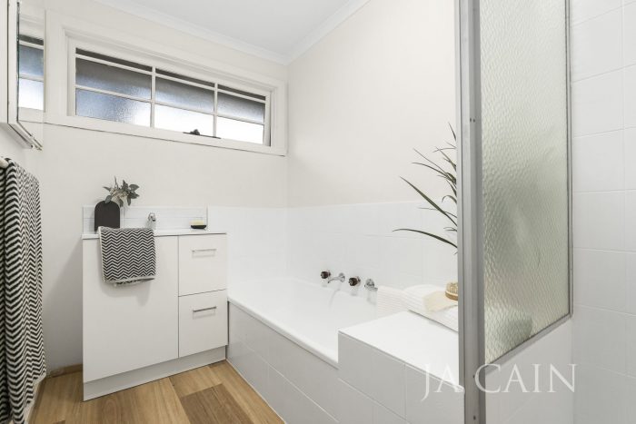 Unit 1/7 Edwards St, Burwood VIC 3125, Australia