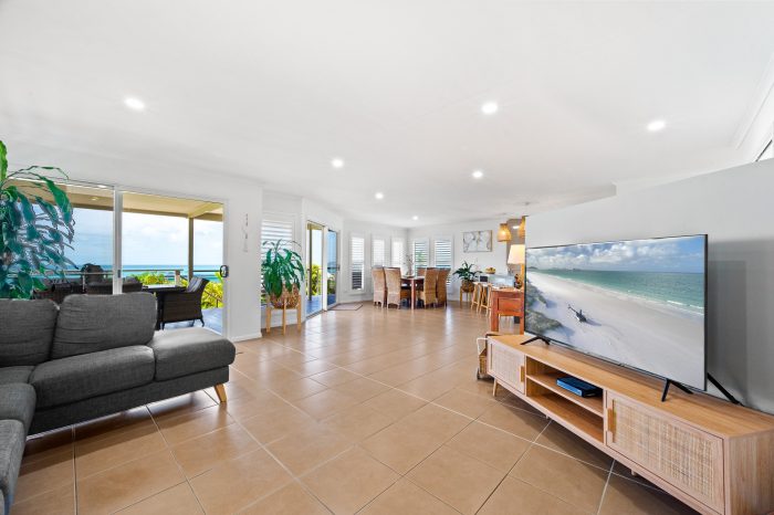 2 Blackcurrant Dr, Hideaway Bay QLD 4800, Australia