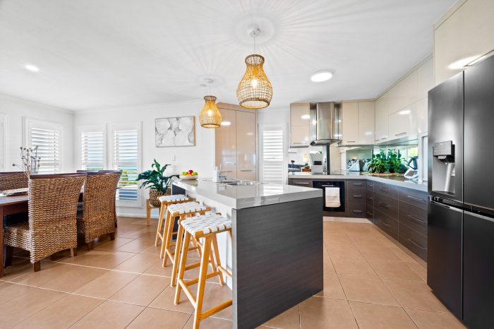 2 Blackcurrant Dr, Hideaway Bay QLD 4800, Australia