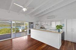 27 Warrain St, Shute Harbour QLD 4802, Australia