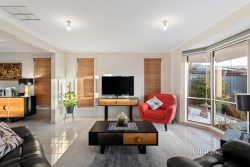 Unit 2/8 Akoonah Cl, Donvale VIC 3111, Australia