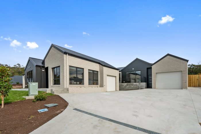 1 & 2/24 Roybridge Way, Howrah, TAS 7018, Australia