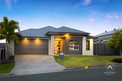 4 Looby Cres, Pimpama QLD 4209, Australia