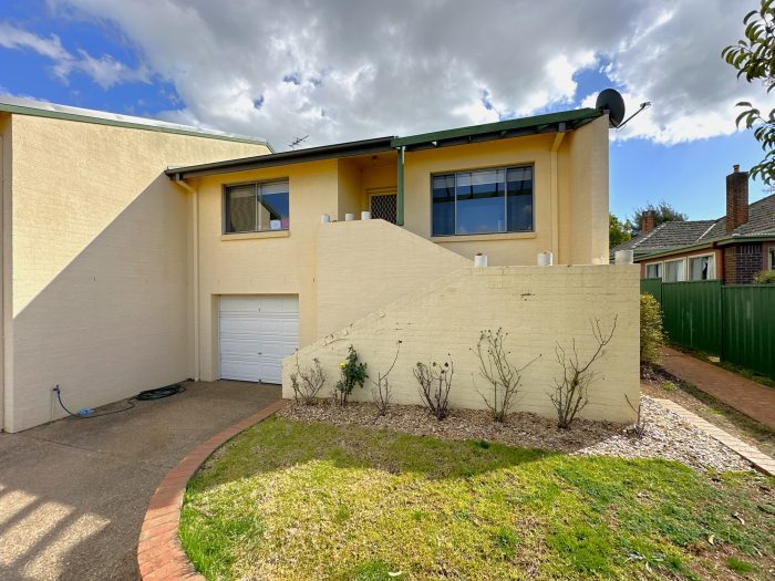 Unit 1/77 Thornhill St, Young NSW 2594, Australia