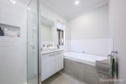 17 Windmill Ave, Sunbury VIC 3429, Australia