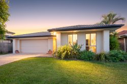 8 Cranberrie Cres, Pimpama QLD 4209, Australia